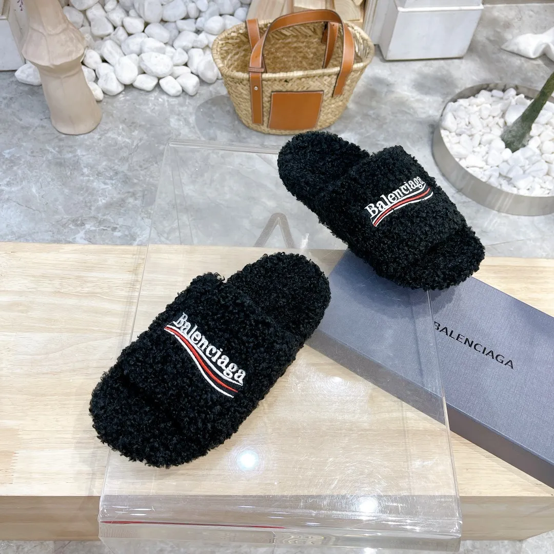 👟👟Ex-factory price 360👟👟 (High quality) Price based on quantity Balenciaga autumn and winter trendy wool slippers💕 Upper letter pattern, electric embroidery logo embroidery technology! Full of high-end feel! Especially beautiful on the feet 🦶 🐑Material: Sheep wool (very soft and comfortable) 🐑Sole: Original non-slip and wear-resistant outsole 🐑Number/size: Women's 35-41 Men's 38-46